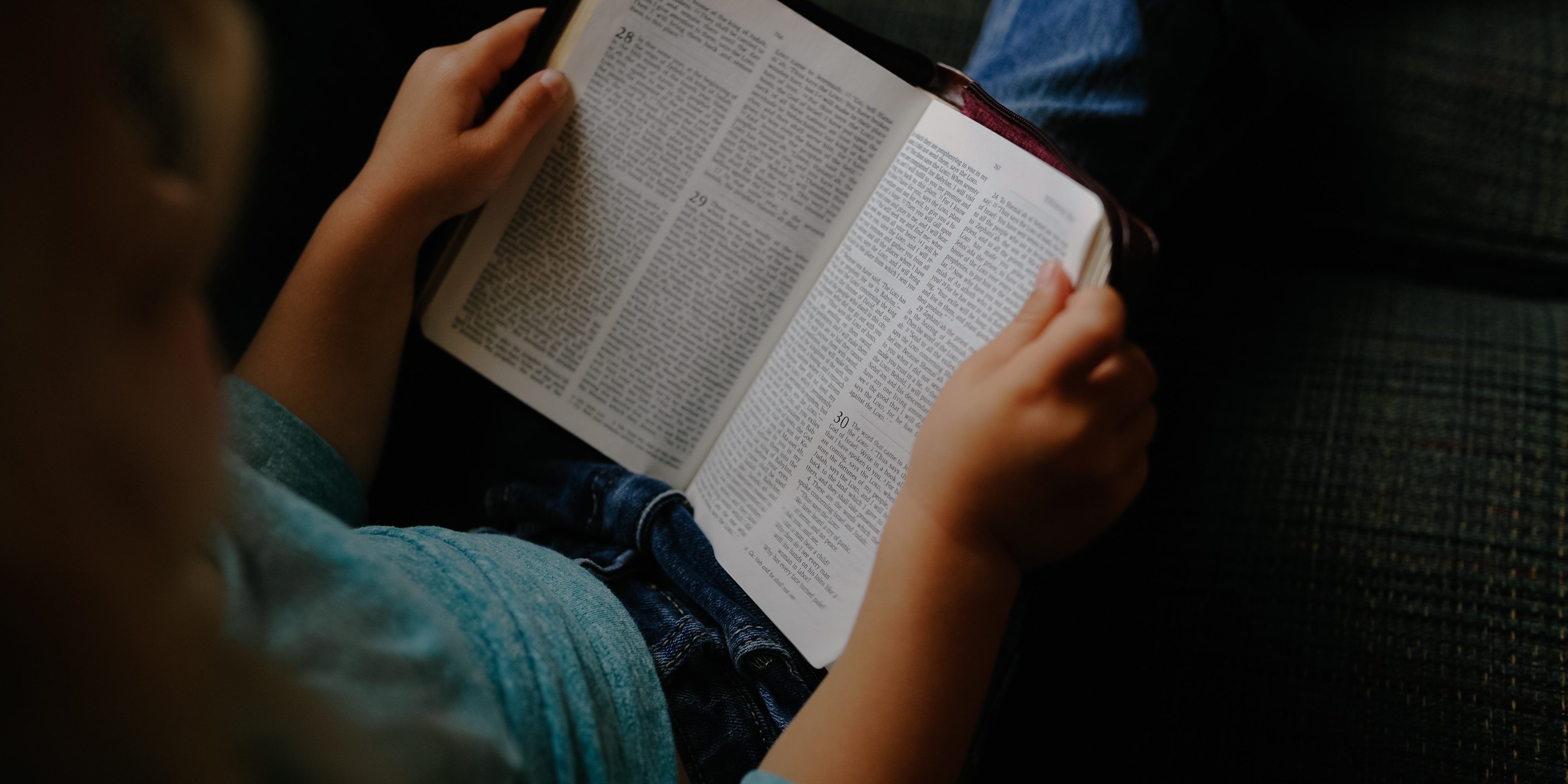 Kind beim Lesen. Foto: Pixabay CC0 Lizenz